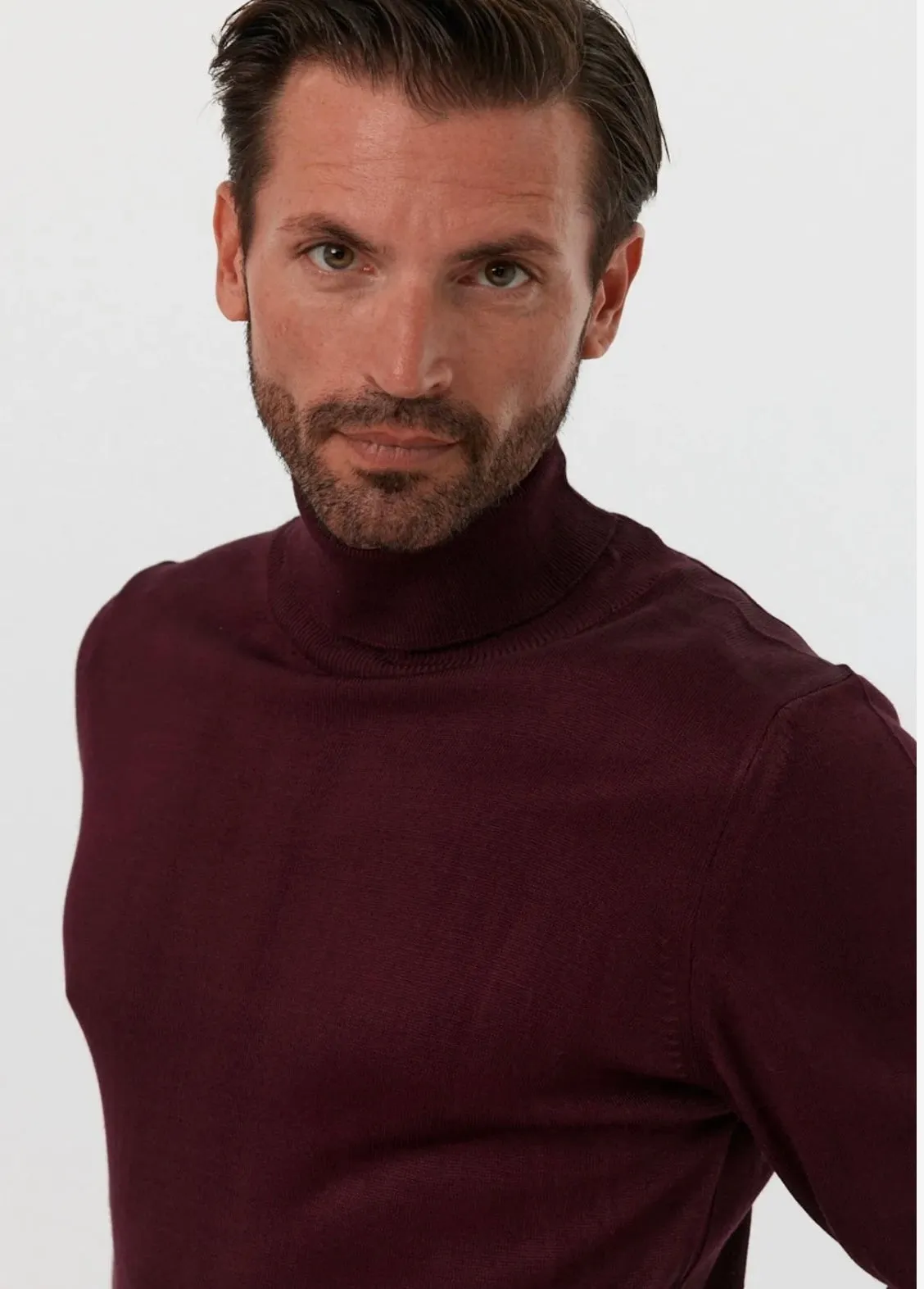 “Isaac” Burgundy Men’s Turtle Neck